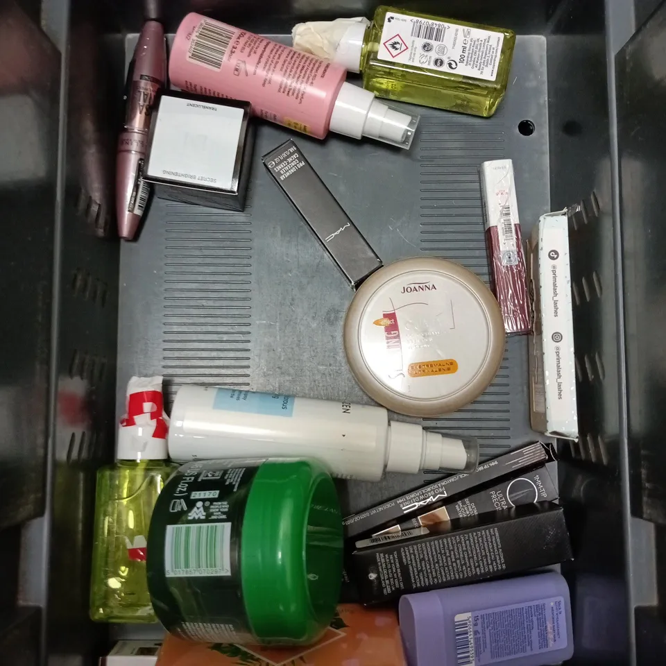 APPROXIMATEY 20 ASSORTED HEALTH AND BEAUTY PRODUCTS TO INCLUDE - UTAN SPRAY - MITCHUM STICK DEODORANT AND AMBRE SOLAIRE TAN ENHANCING OIL