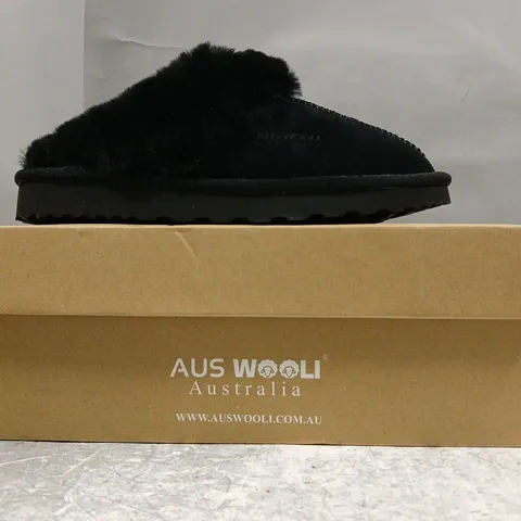 BOXED PAIR OF AUS WOOLI SYDNEY SLIPPERS IN BLACK SIZE UK 5