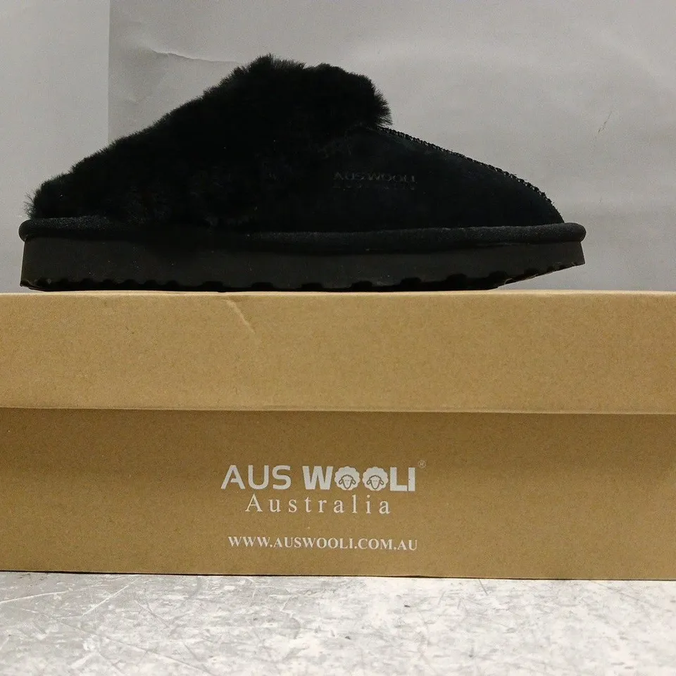 BOXED PAIR OF AUS WOOLI SYDNEY SLIPPERS IN BLACK SIZE UK 5