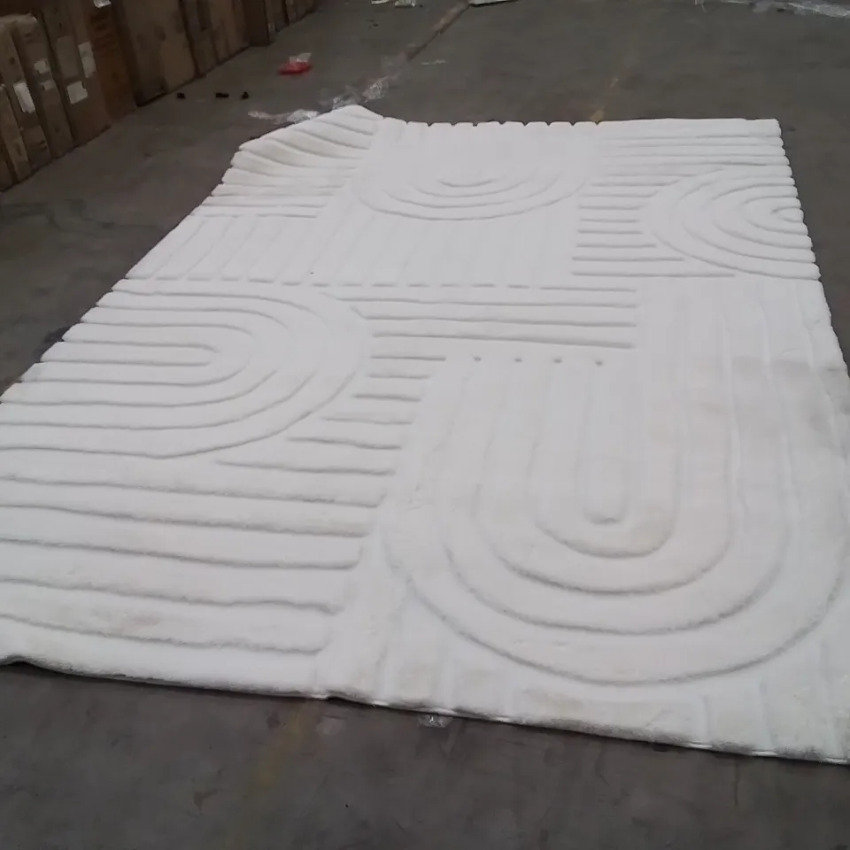 QUALITY DESIGNER AREA RUG APPROXIMATELY 300X210CM