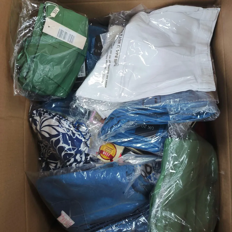 APPROXIMATELY 20 ASSORTED WOMENS CLOTHING ITEMS IN VARIOUS SIZES & STYLES 
