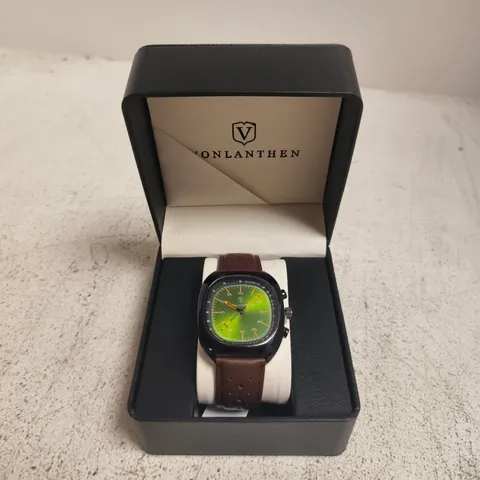 UNBRANDED WRISTWATCH WITH GREEN DIAL AND BROWN LEATHER STRAP – PRESENTATION BOX