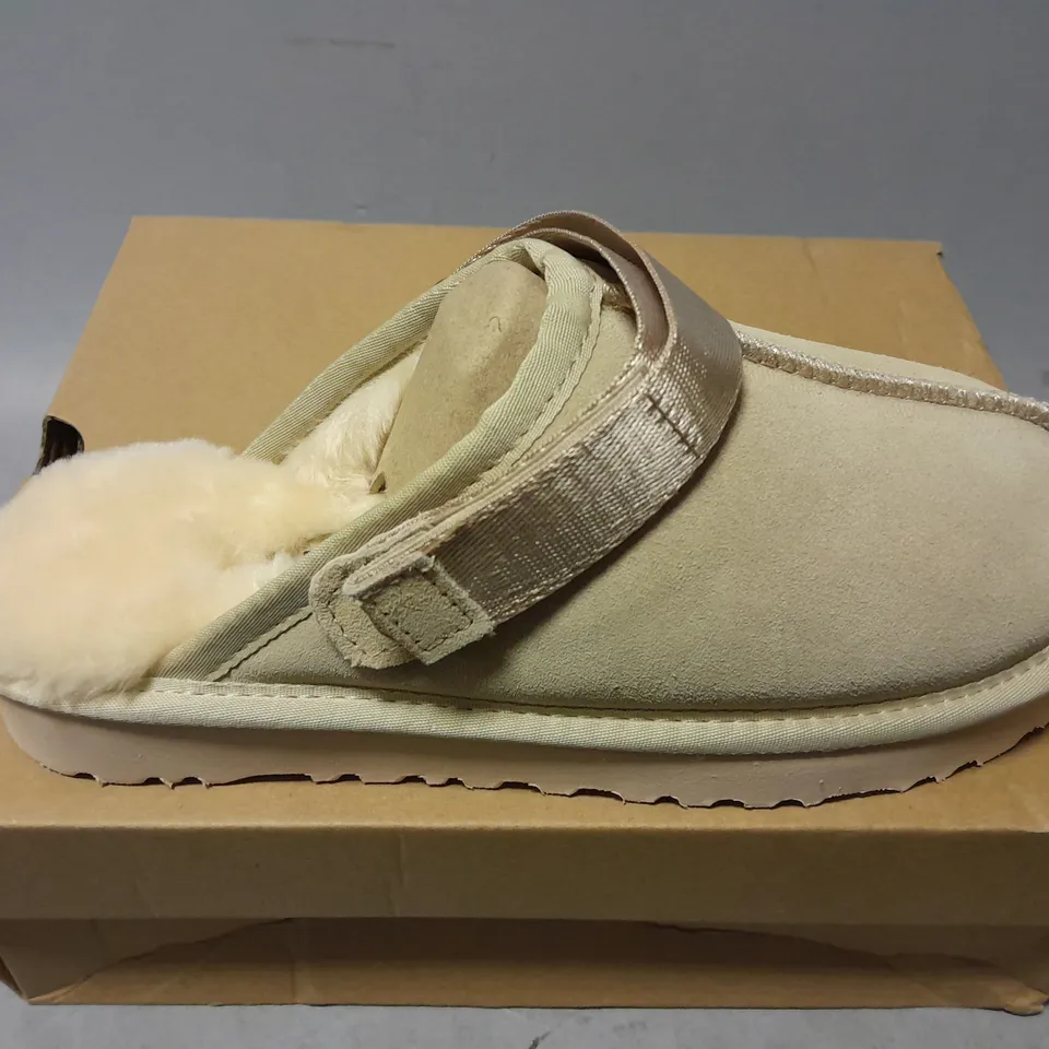 BOXED PAIR OF UGGS WOMENS SLIPPERS WITH STRAP IN NUSTARD SEED - UK 5