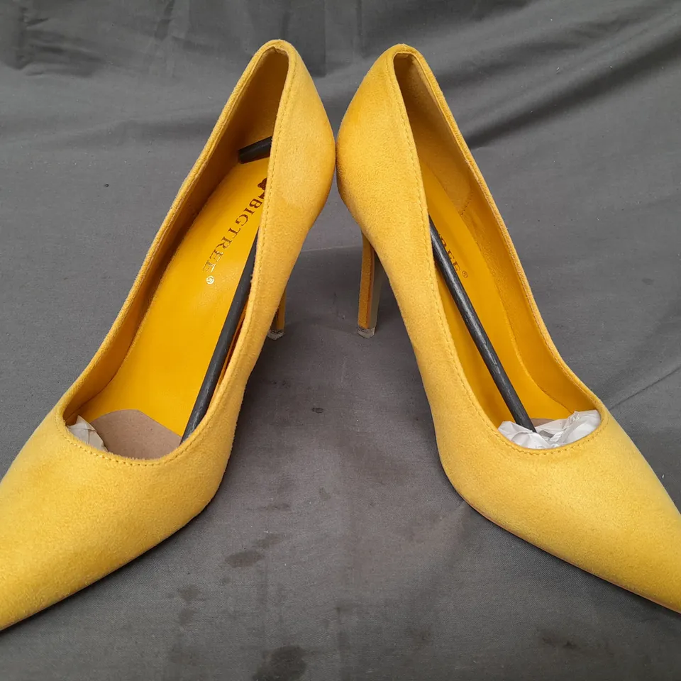 BOXED PAIR OF BIG TREE POINTED TOE HEELS IN YELLOW EU SIZE 39