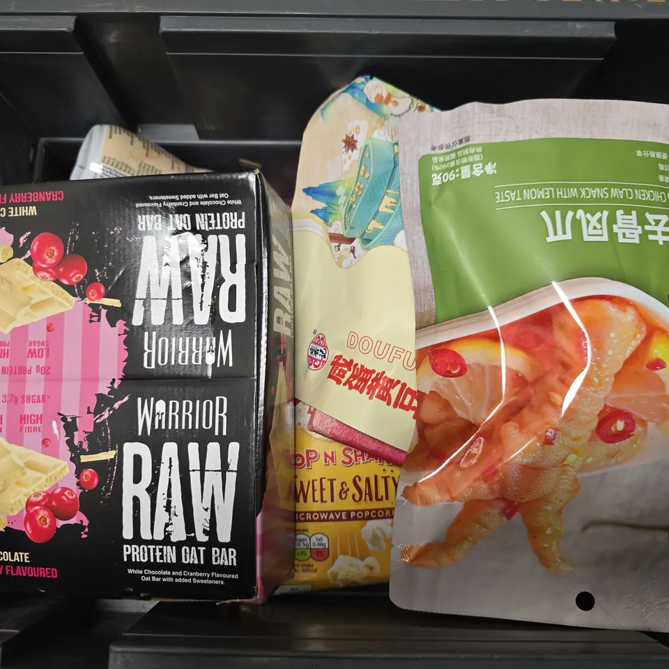 APPROXIMATELY 10 ASSORTED FOOD & DRINK ITEMS TO INCLUDE WARRIOR PROTEIN BARS, HILLTOP HOT HONEY, BUTTERKIST POPCORN, ETC - COLLECTION ONLY