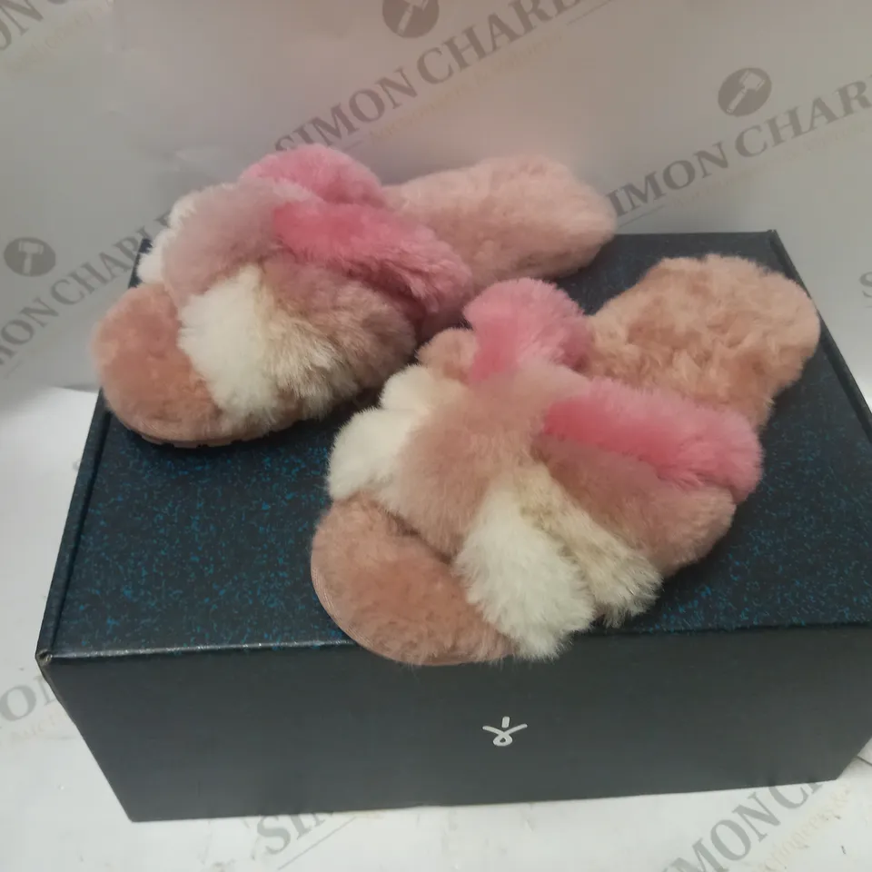 EMU AUSTRALIA PINK SLIPPERS - SIZE 5