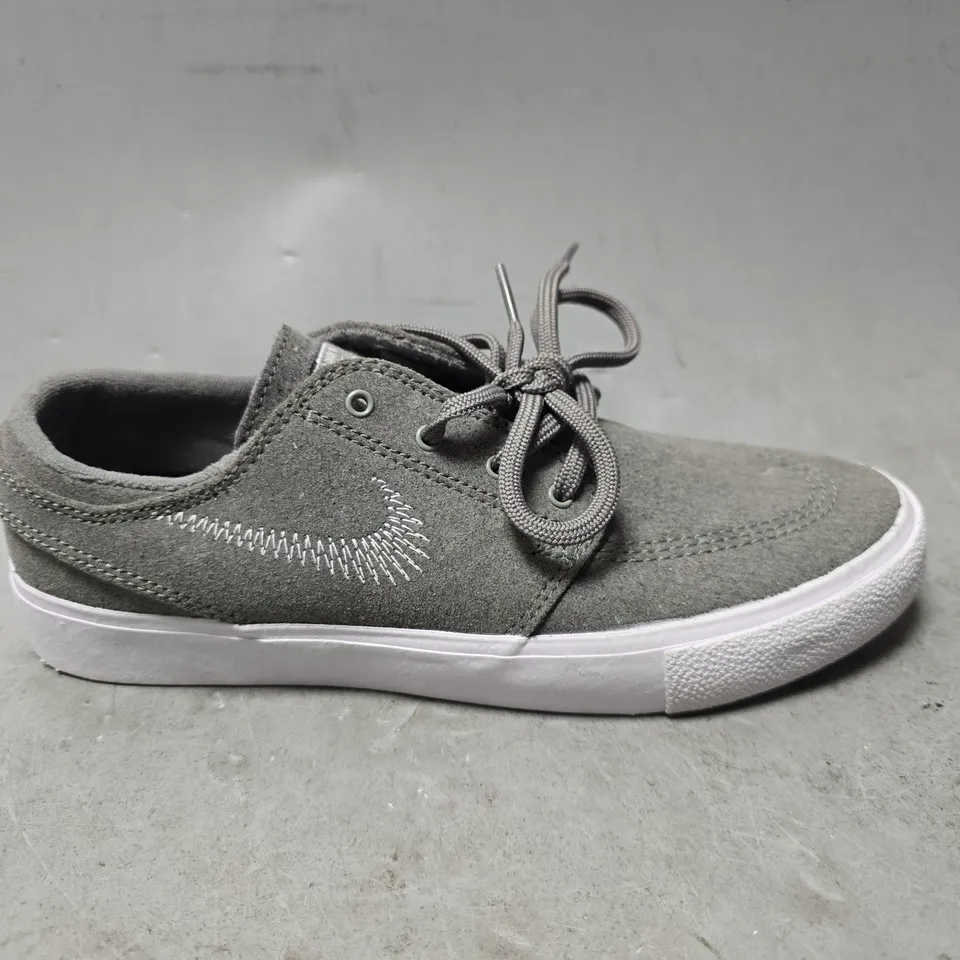 NIKE FLY LEATHER GREY SHOES - UK 5.5