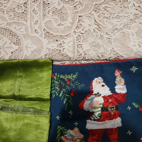 APPROXIMATELY 30 ITEMS OF ASSORTED TEXTILES AND SOFT FURNISHINGS