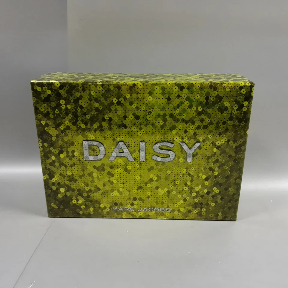 BOXED MARC JACOBS DAISY EAU DE TOILETTE SPRAY 100ML GIFT SET RRP £194
