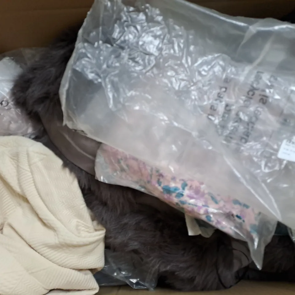 BOX OF APPROXIMATELY 25 ASSORTED CLOTHING ITEMS TO INCUDE - BRA - JEANS  , TOPS , SOCKS - ETC