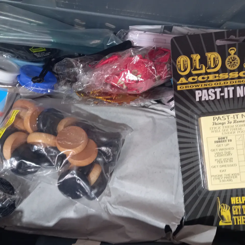 LOT OF APPROXIMATELY 10 ASSORTED HOUSEHOLD ITEMS TO INCLUDE OUTDOOR MINI CAMPING LAMP, EMERGENCY PLASTIC PANTS, MEDO SPORT GECKO AIR FRESHENER, ETC