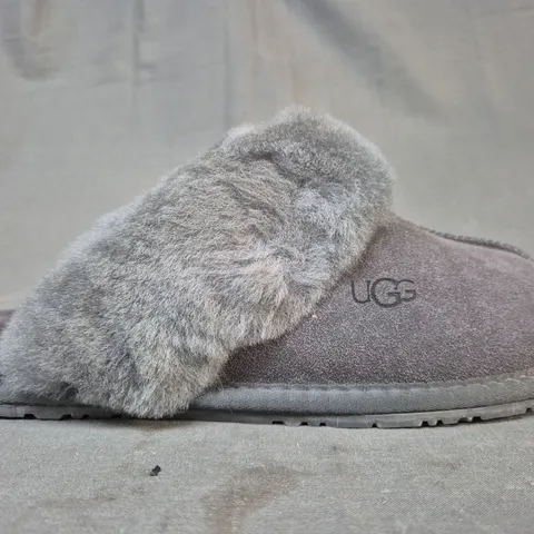 BOXED PAIR OF UGG SLIPPERS IN GREY UK SIZE 7