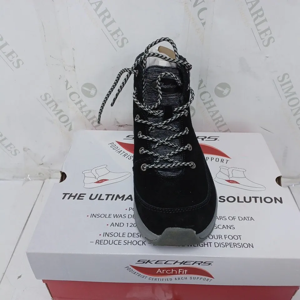 BOXED PAIR OF SKECHERS ARCH FIT SMOOTH LACE UP BOOTS IN BLACK SIZE 4