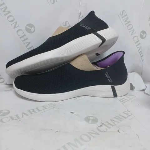 SKETCHERS MEMORY FOAM SHOES SIZE 7