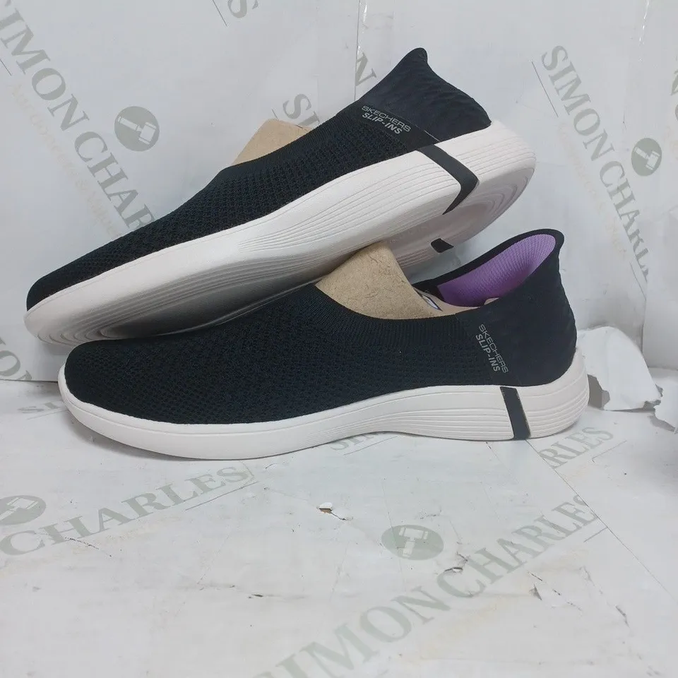 SKETCHERS MEMORY FOAM SHOES SIZE 7