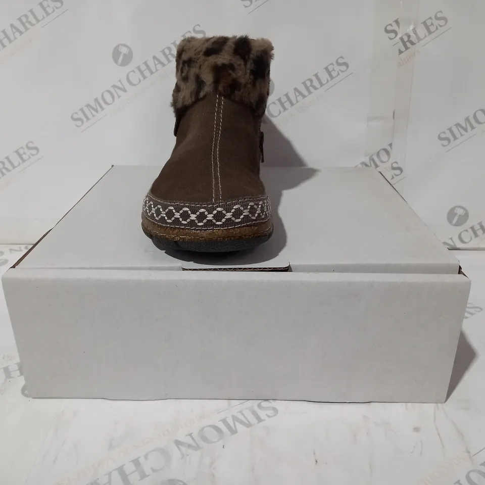 BOXED PAIR OF EARTH ORIGINS EMMALYN SUEDE HOUSE BOOTIE IN CHOCOLATE SIZE 5