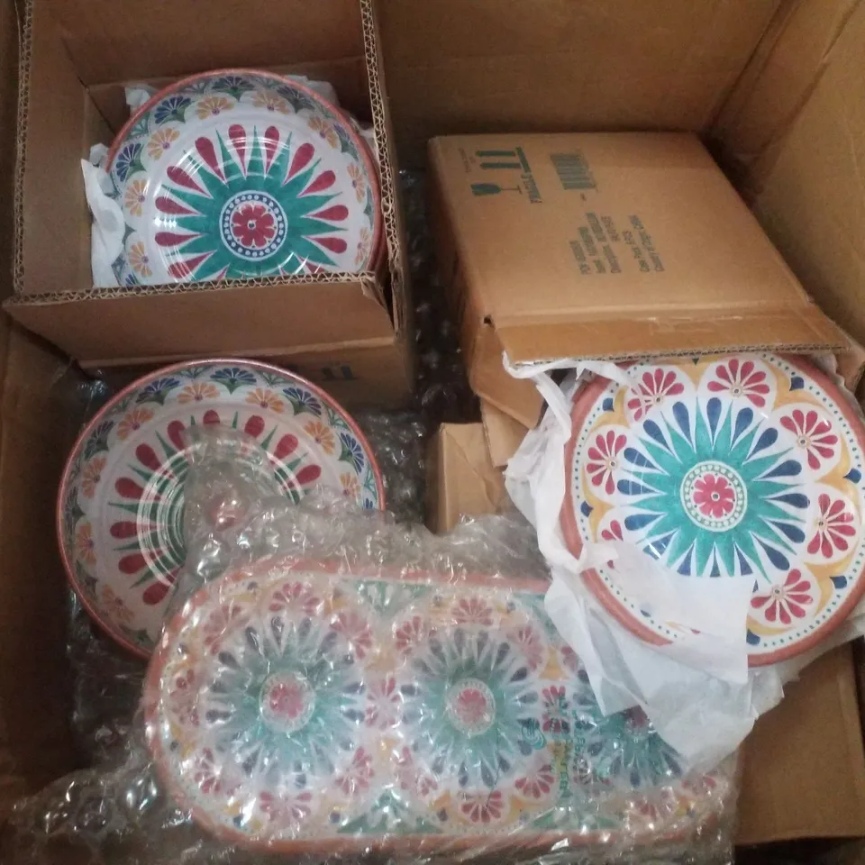 BOX CONTAINING ASSORTED TARHONG RIO MEDALLION PLATES