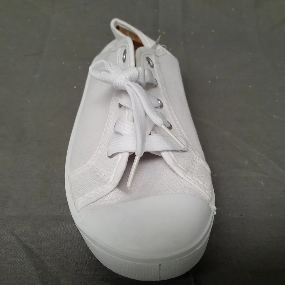 BOX OF APPROXIMATELY 15 PAIRS OF DESIGNER FLAT LACE UP SHOES IN WHITE - VARIOUS SIZES