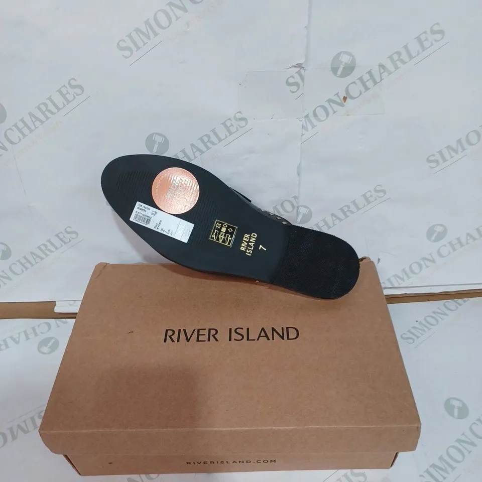 BOXED PAIR OF RIVER ISLAND SLIP ON WOMEN'S WIDE FIT SHOES - BLACK / SIZE: UK 7 