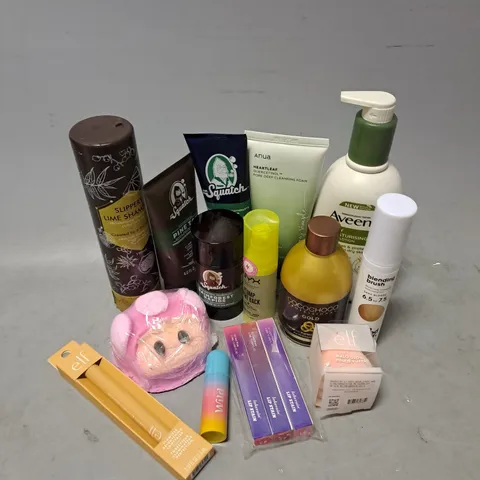 APPROXIMATELY 20 ASSORTED COSMETIC PRODUCTS TO INCLUDE - ELF HALO GLOW PINKIE PUFFS - NYX PLUMPING SERUM + PRIMER - DR SQUATCH PINE TAR EXFOLIANT - ETC