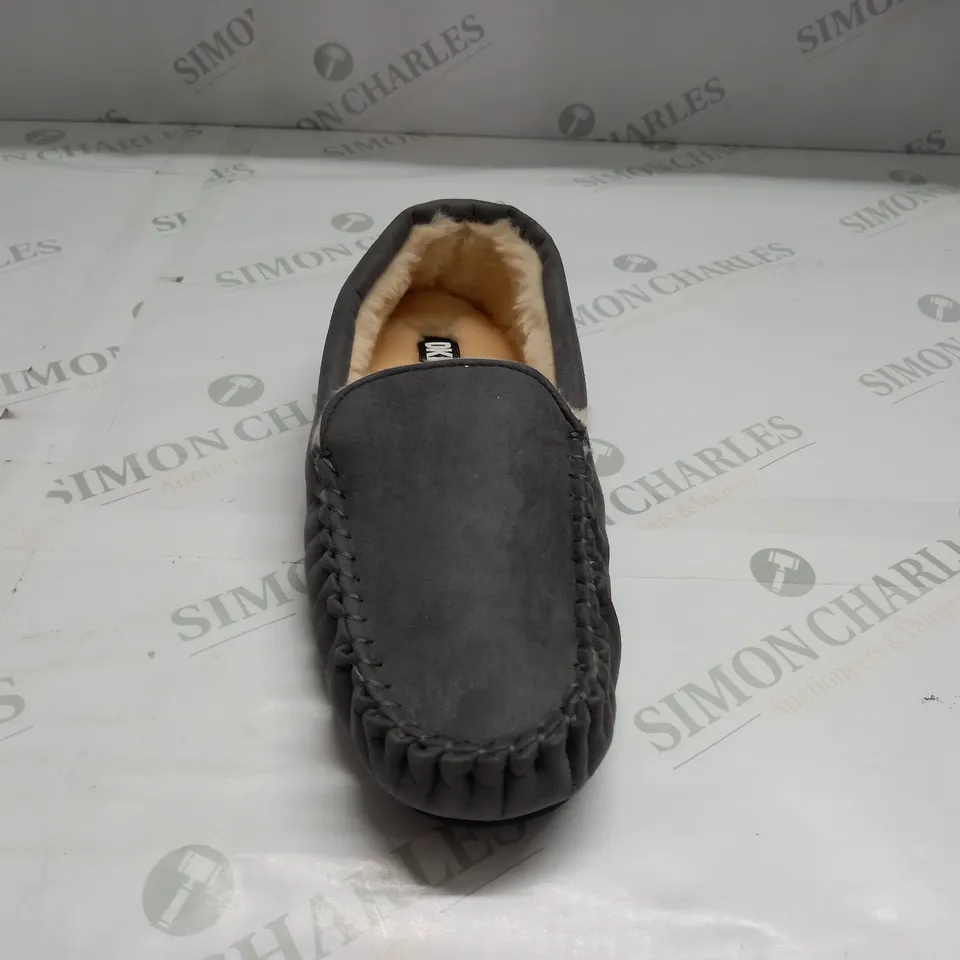 DKNY SLIP ON  SLIPPERS IN GREY - UK 8