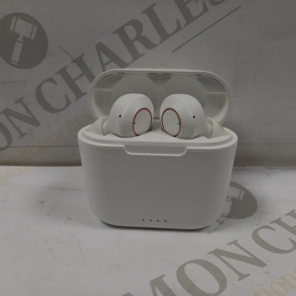 TRUE WIRELESS ACTIVE NOISE CANCELLING EARBUDS IN WHITE