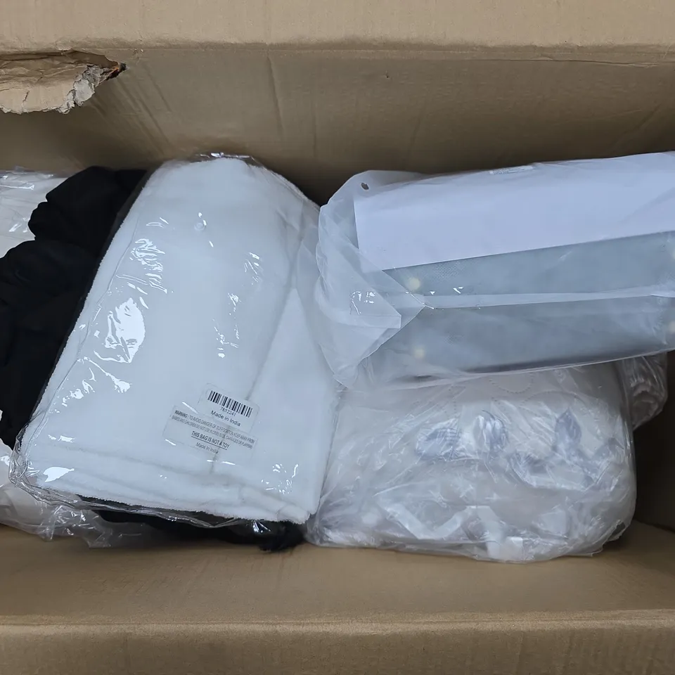 APPROXIMATELY 12 ASSORTED ITEMS TO INCLUDE HANDBAGS, BEDDING, CLOTHING, ETC - COLLECTION ONLY