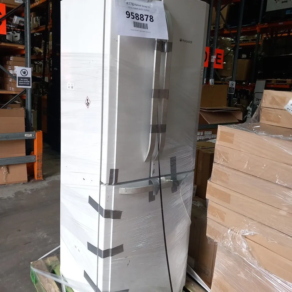 HOTPOINT FFU3D W 1 FREESTANDING FRIDGE FREEZER