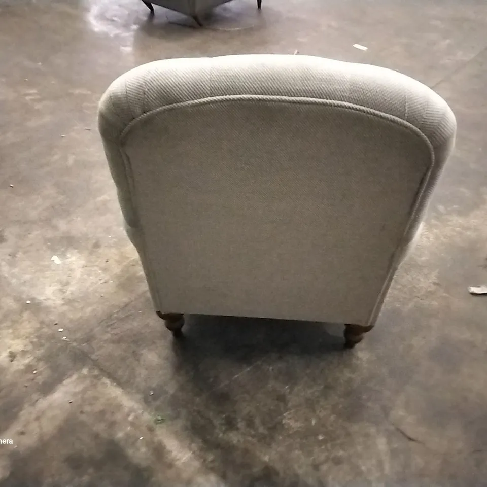 QUALITY DESIGNER OCASIONAL CHAIR BUTTON BACK LIGHT GRAY FABRIC