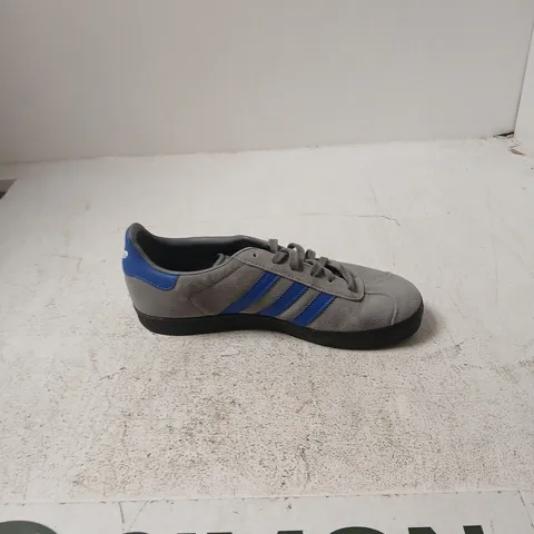 ADIDAS GAZELLE GREY SUEDE TRAINERS – BLUE STRIPES - UK5.5