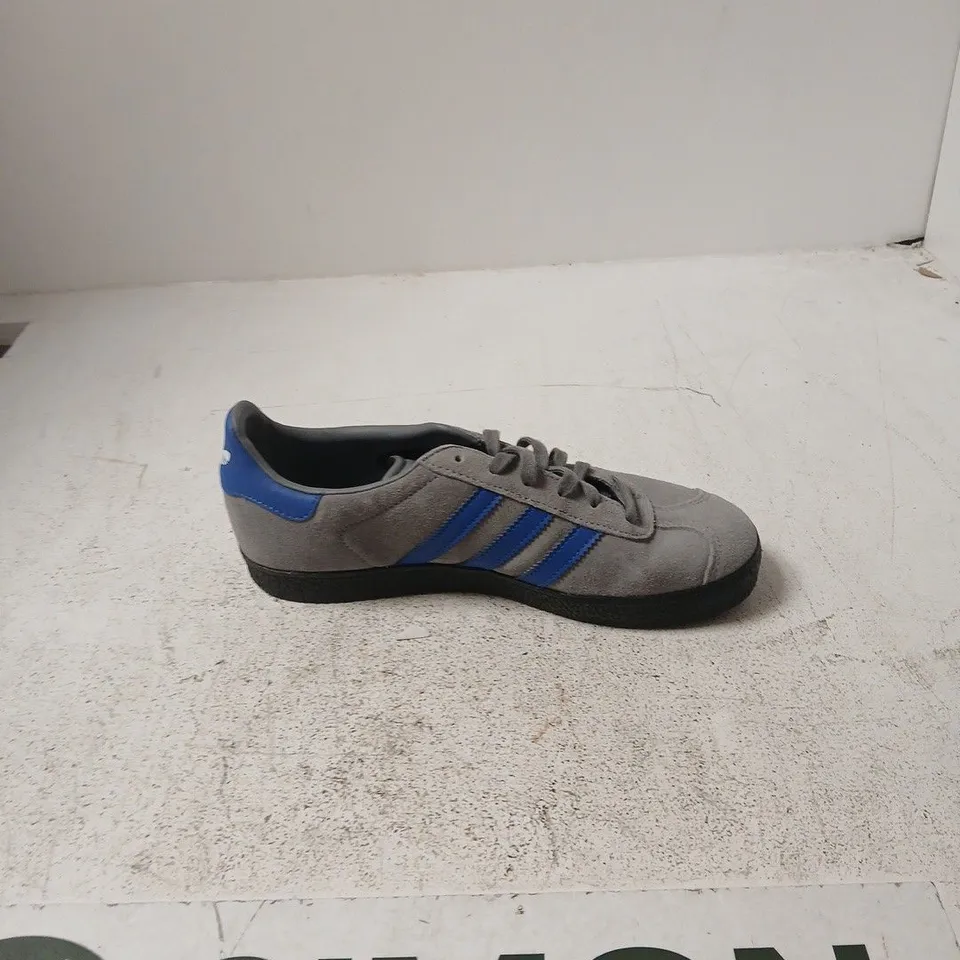ADIDAS GAZELLE GREY SUEDE TRAINERS – BLUE STRIPES - UK5.5