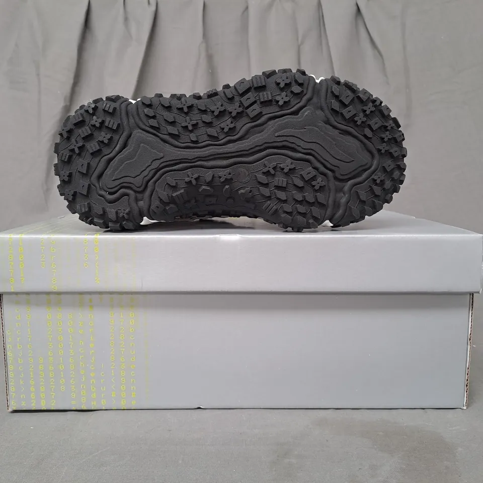 BOXED PAIR OF KOI LAYER CAKE CHUNKY TRAINERS IN WHITE/PINK UK SIZE 2