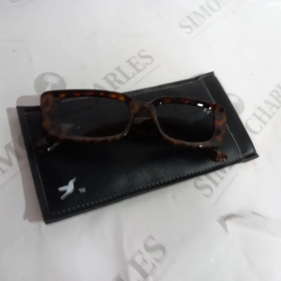 BOXED SQUARE SUNGLASSES IN TORTOISE SHELL