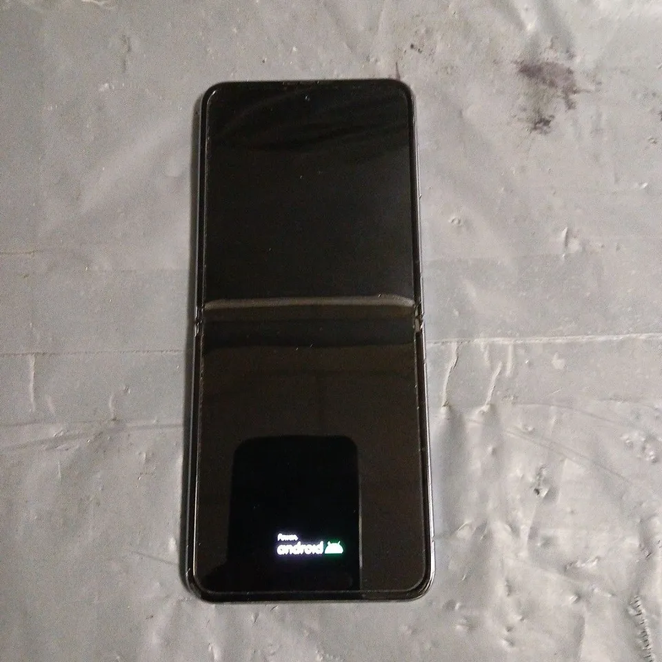 SAMSUNG GALAXY FOLD 4 SMARTPHONE  
