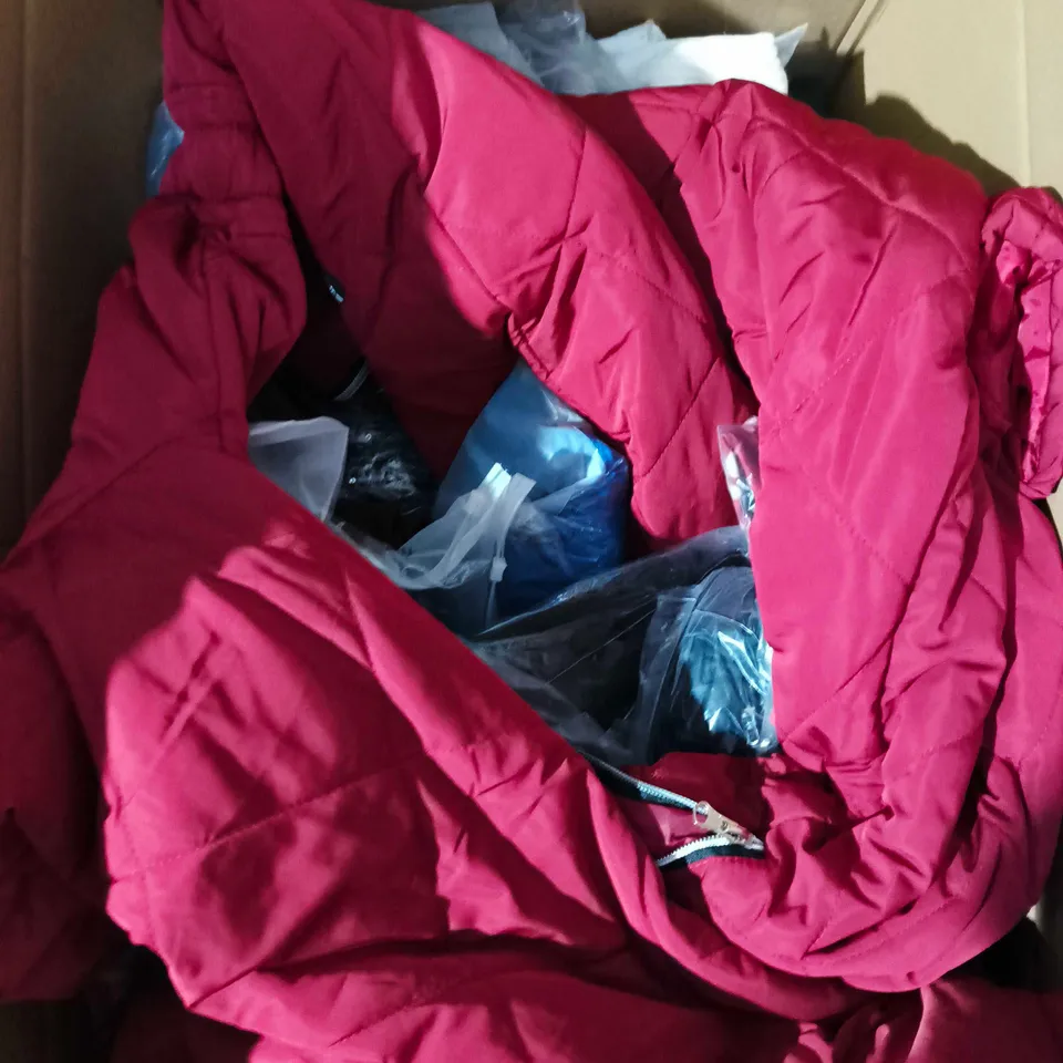 APPROXIMATELY 20 ASSORTED CLOTHING PRODUCTS IN VARIOUS STYLES & SIZES TO INCLUDE JUMPERS, T-SHIRTS, DRESSES ETC