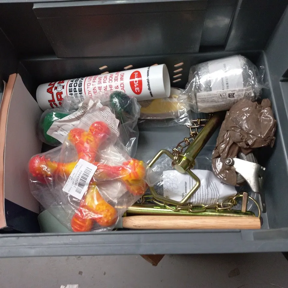 LOT OF APPROXIMATELY 17 ASSORTED HOUSEHOLD ITEMS TO INCLUDE ANT TRAPS, HOSE ACCESSORIES AND DIZZY BLOOM NOTECARDS
