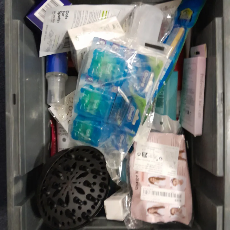 APPROXIMATELY 20 ASSORTED HEALTH & BEAUTY ITEMS TO INCLUDE - PANTENE SHAMPOO, WELLA SHOCKWAVES GEL SPRAY AND BIORE PORE STRIPS