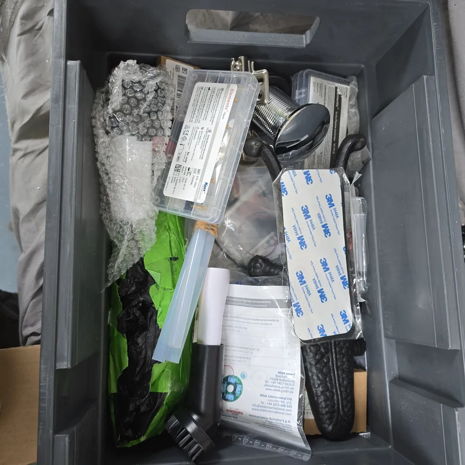 APPROXIMATELY 15 ASSORTED HOUSEHOLD PRODUCTS TO INCLUDE FISH GROUNDBAIT, PADLOCK, KITCHEN UTENSIL ETC 