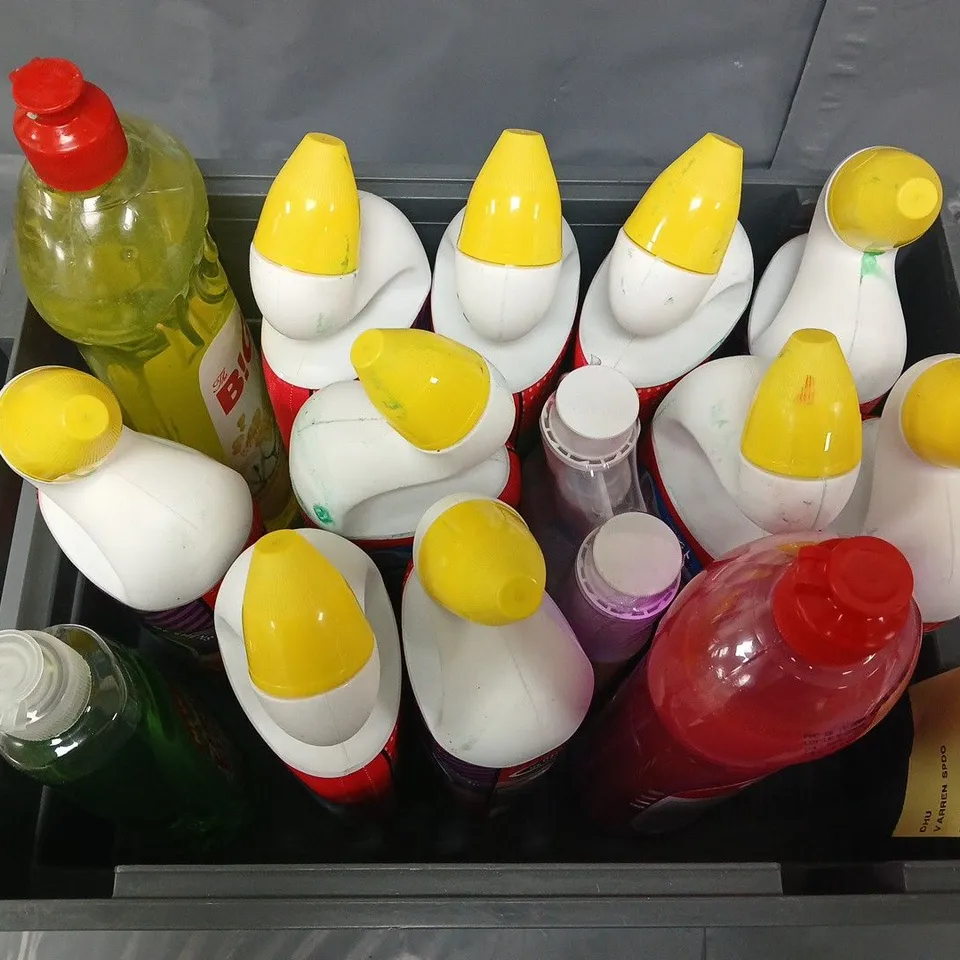 APPROXIMATELY 12 ASSORTED LIQUIDS TO INCLUDE ELBOW GREASE, BARLEY ESSENCE, WASHINH UP LIQUID, ETC - COLLECTION ONLY