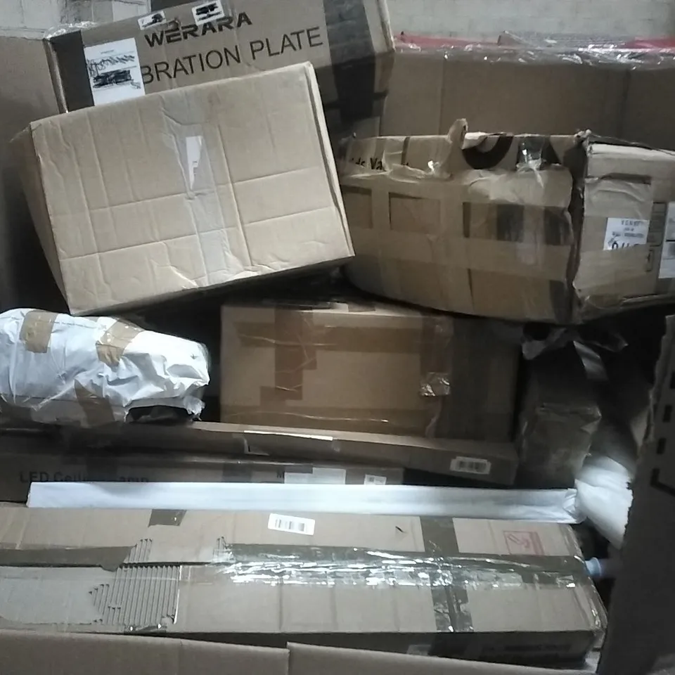 PALLET OF HOUSEHOLD ITEMS TO INCLUDE CEILING FAN WITH LIGHT, RETRACTABLE GATE,AQUA LED LIGHT,GOLF PUTTING MAT AND OTHER ASSORTED ITEMS...