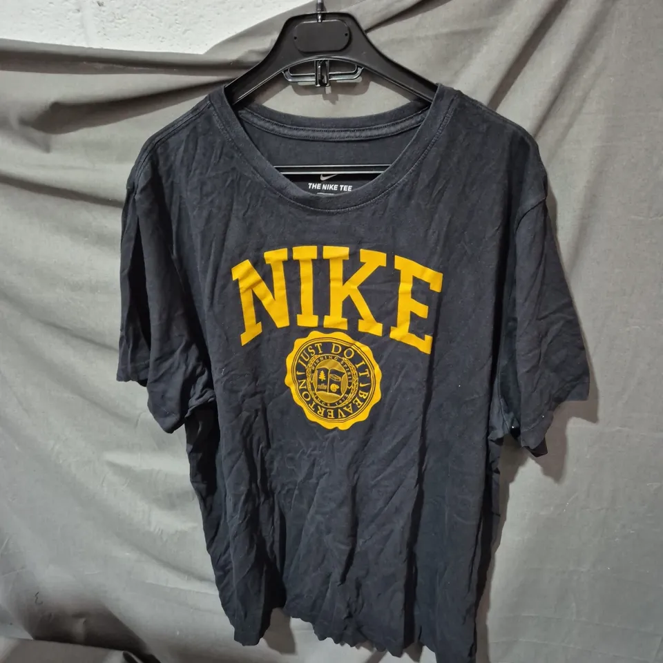 NIKE THE NIKE TEE T-SHIRT - XL
