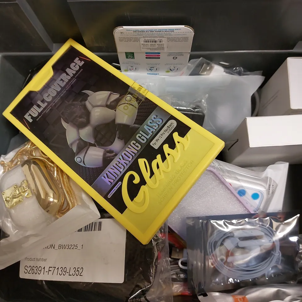 BOX OF APPROX 10 ITEMS TO INCLUDE ASSORTED SCREEN PROTECTORS, PHONE CASES AND POCKETSOUND