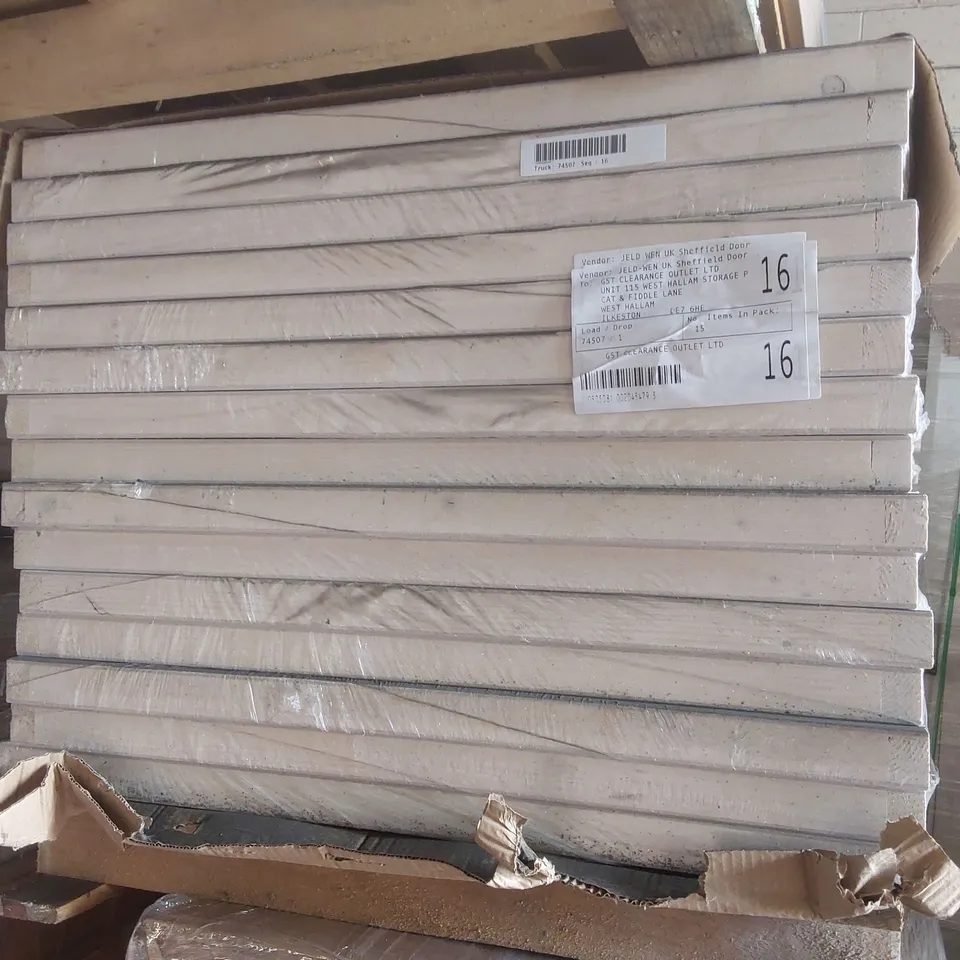 PALLET CONTAINING A VERY LARGE QUANTITY OF ASSORTED DOORS