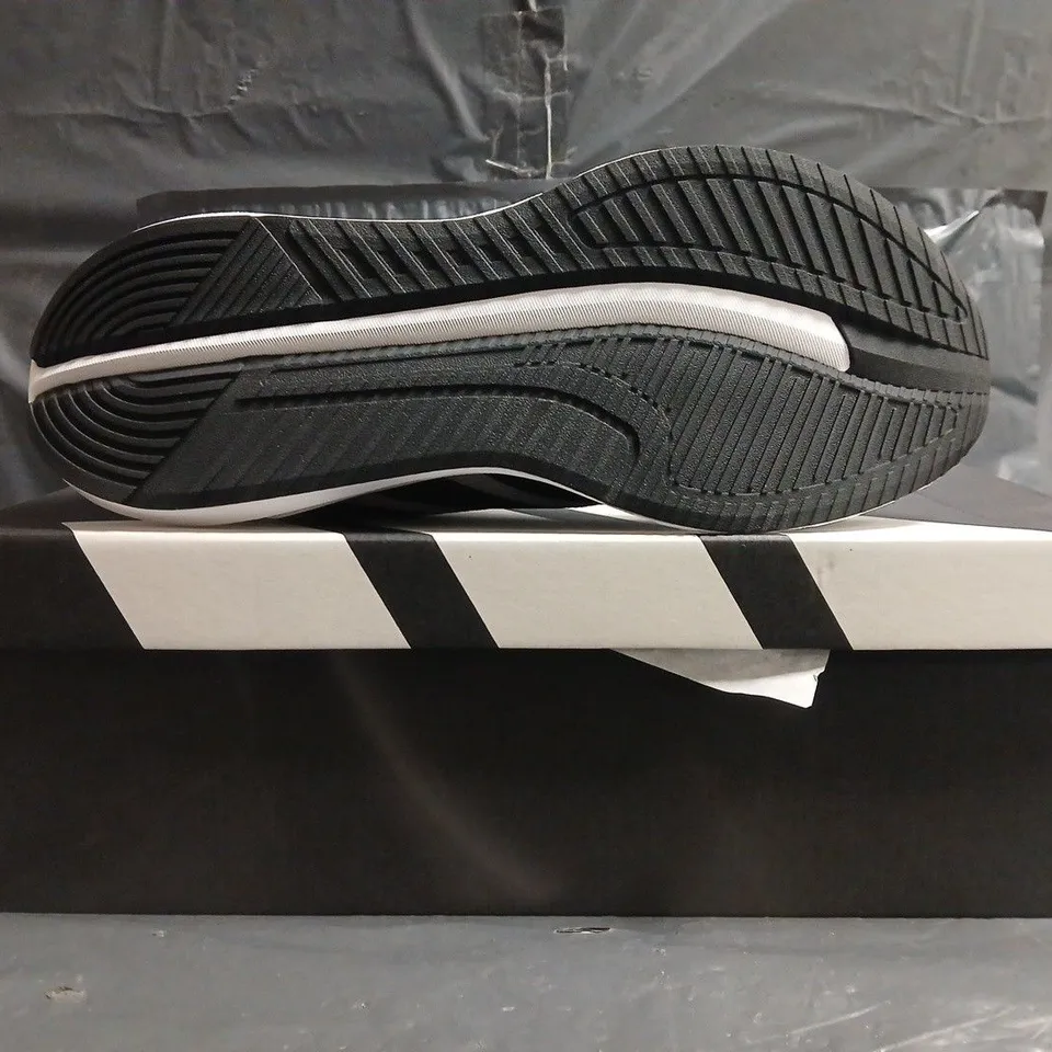 BOXED PAIR OF ADIDAS GALAXY 7 TRAINERS IN GREY/BLACK SIZE UK 11