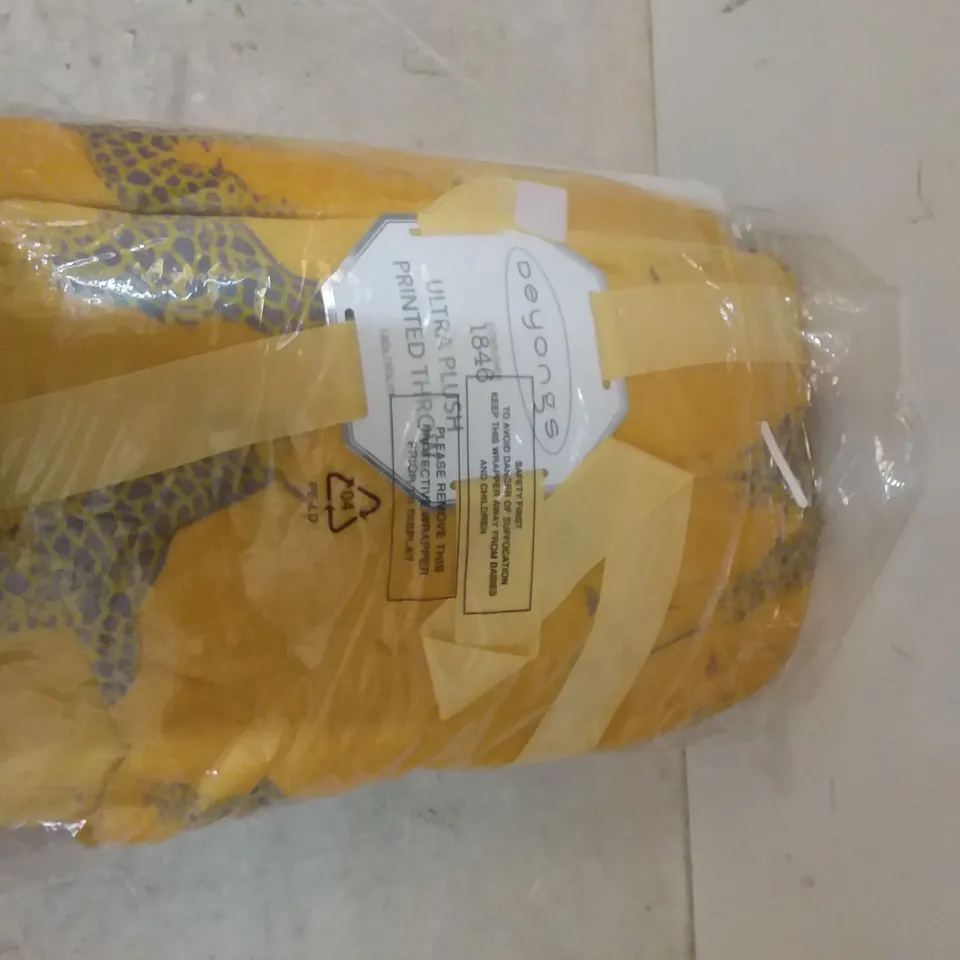DEYONGS ULTRA PLUSH PRINTED THROW ( YELLOW GIRAFFE)