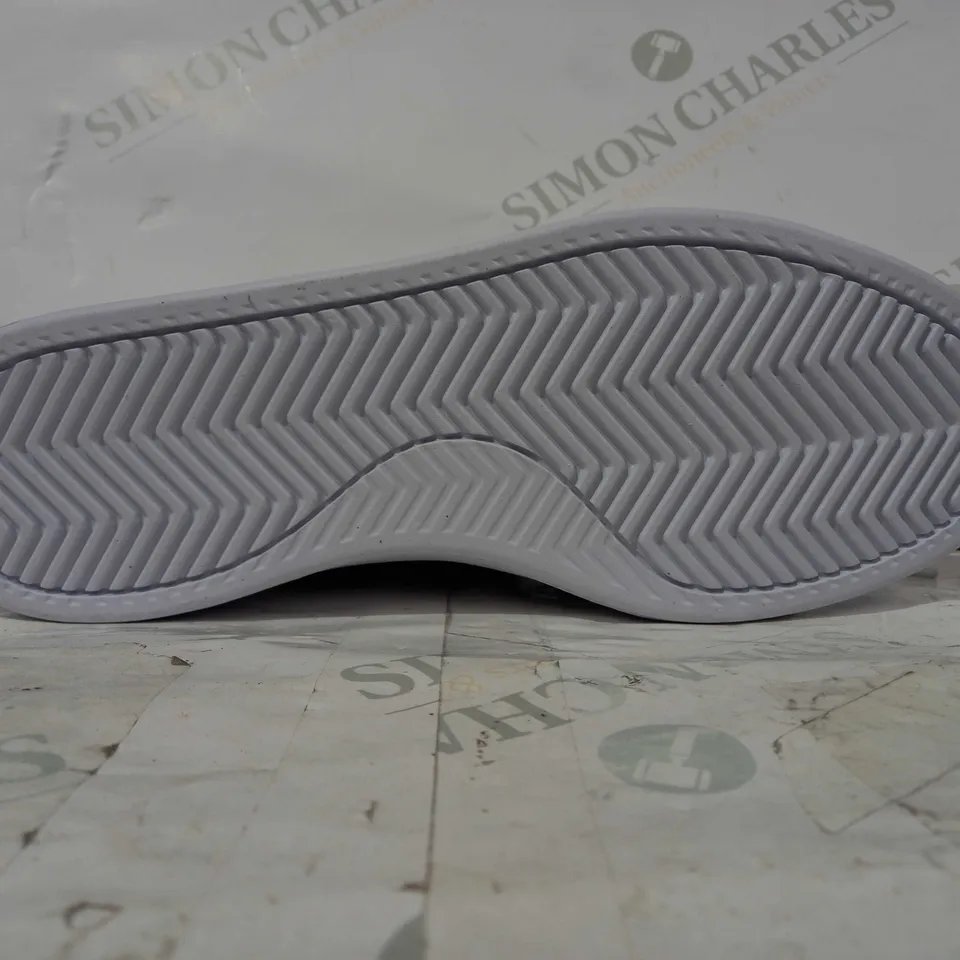 BOXED PAIR OF ADIDAS CLOUDFOAM SHOES IN WHITE/NAVY UK SIZE 8.5
