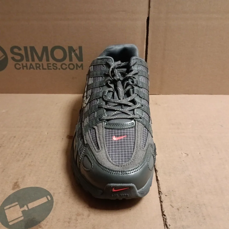 PAIR OF NIKE TRAINERS IN GREY SIZE UK 11