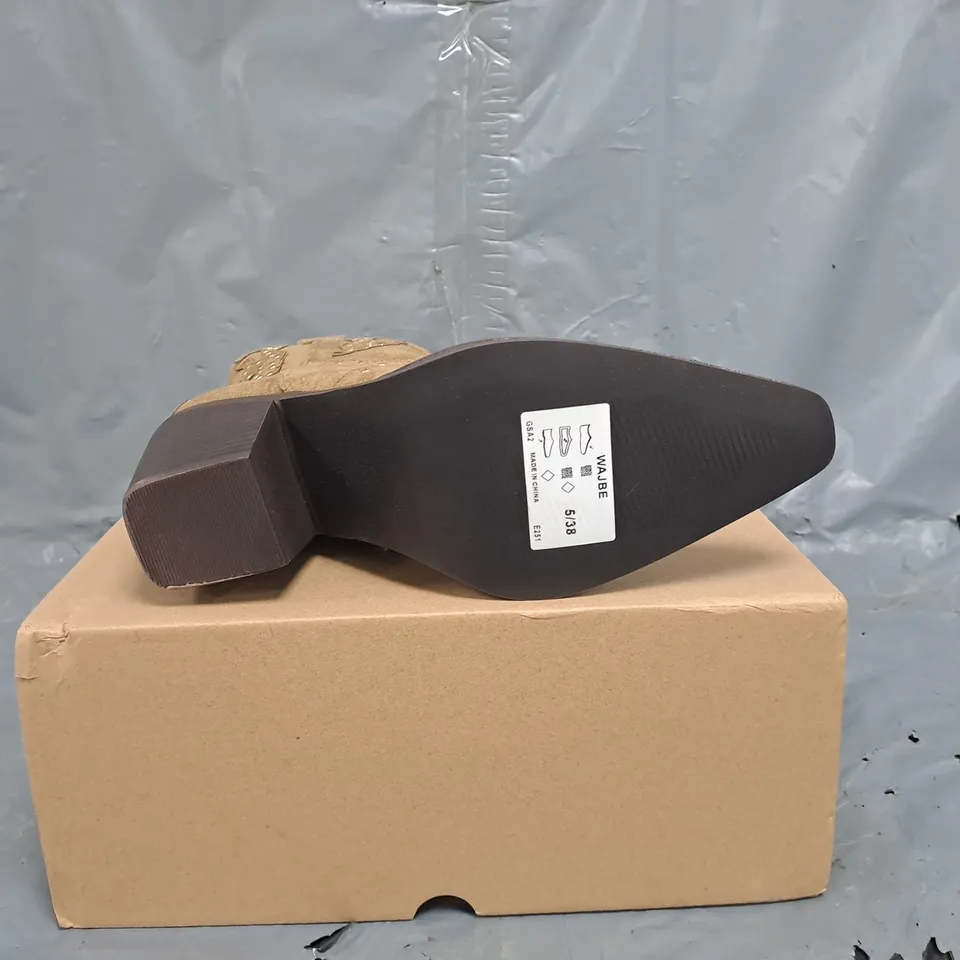 BOXED PAIR V BY VERY POINTED TOE BLOCK HEEL BOOTS IN IN TAUPE SIZE 5