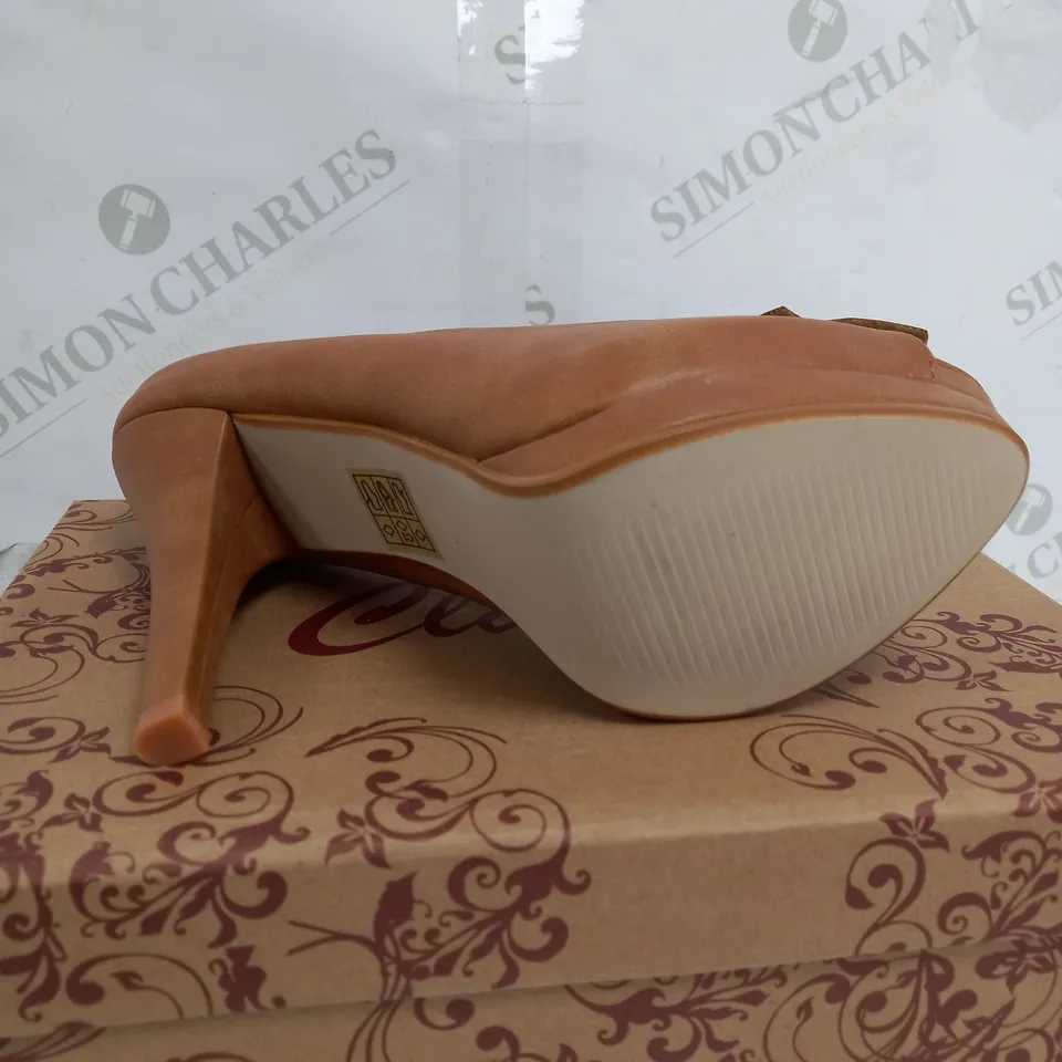 BOX OF 12 ASSORTED SHOES TO INCLUDE BROWN HEELS, BLACK HEELS ETC