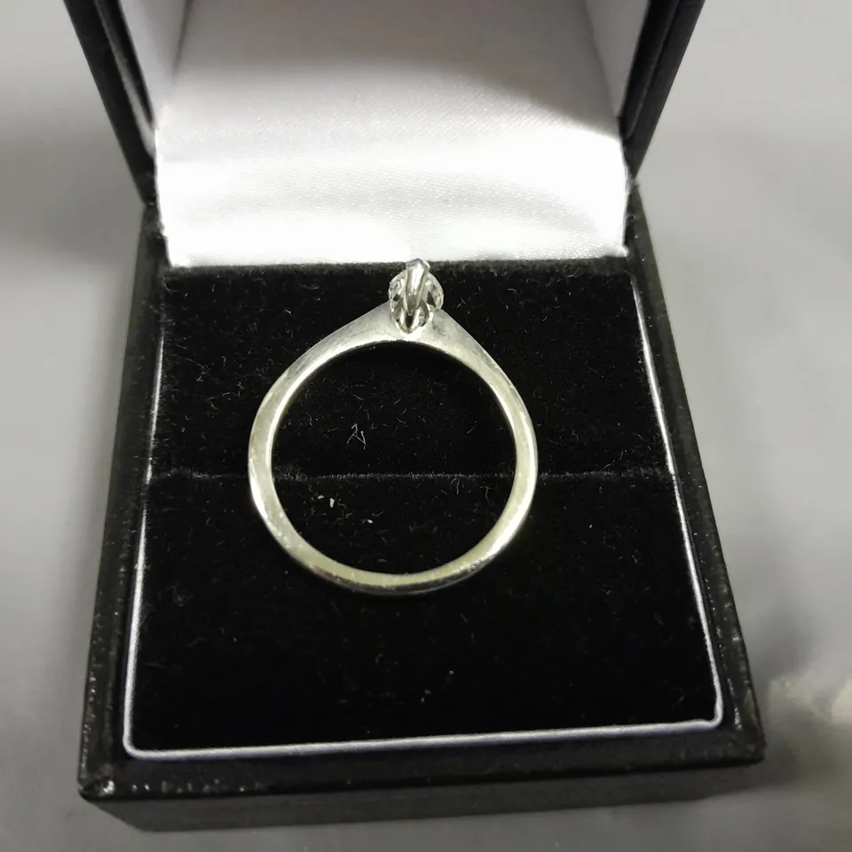 18CT GOLD SOLITAIRE RING SET WITH A MARQUISE CUT DIAMOND